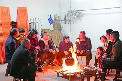 　　為討論蜜梨產(chǎn)業(yè)發(fā)展事宜，鸕鳥鎮(zhèn)開展“圍爐夜話”。資料圖片