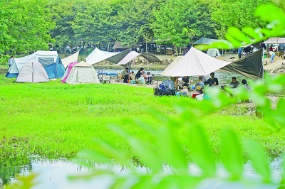 徑山鎮(zhèn)一家露營基地迎來眾多游客。新華社發(fā)