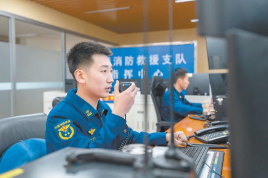 接警員李夢(mèng)帆有條不紊地接聽電話，確保每一起警情都能及時(shí)處置。 朝陽區(qū)消防救援支隊(duì)供圖