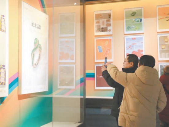 北海公園的生肖設(shè)計(jì)大賽邀請展吸引游客駐足拍照。