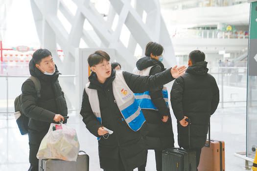 “旅客身邊人”化身移動的出行向?qū)?，幫助返京旅客安全、順利到家?本報記者 王海欣攝