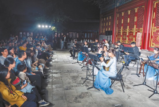  “白塔之夜”活動(dòng)之一“樂聲里的中國”演奏會(huì)吸引了眾多市民游人欣賞。本報(bào)記者方非攝