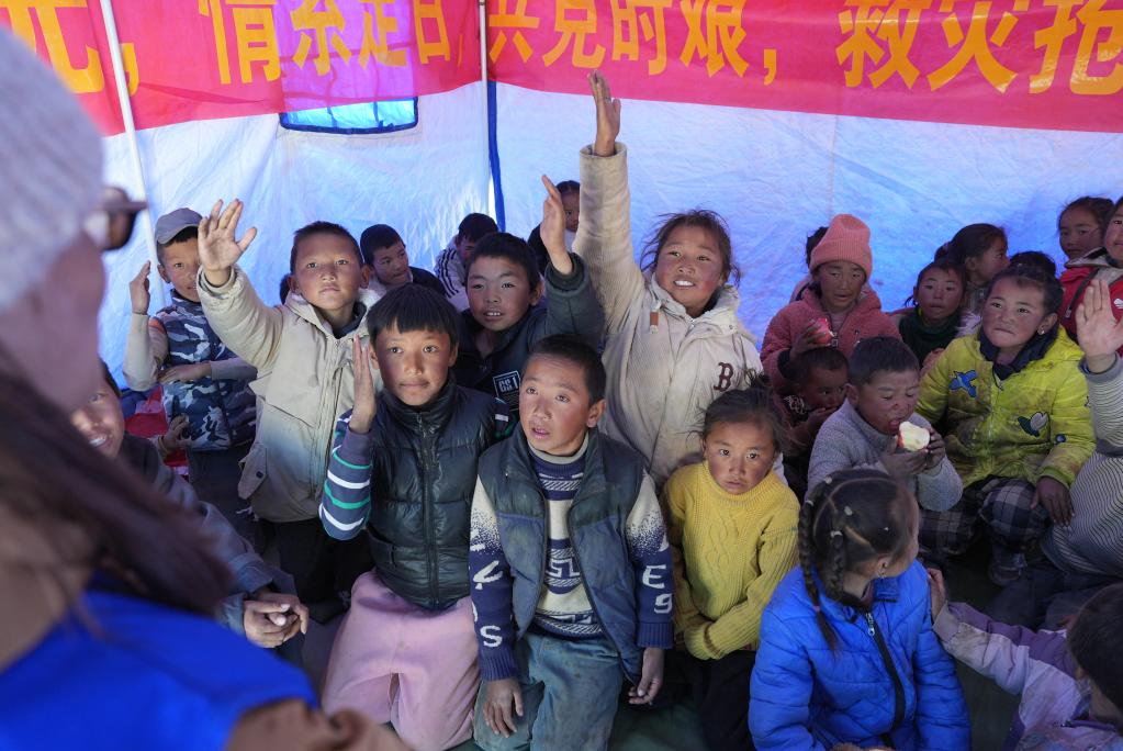 1月8日，在日喀則市定日縣措果鄉(xiāng)塘仁村地震災(zāi)后安置點，孩子們在回答西藏星光社會工作服務(wù)中心社工關(guān)于地震災(zāi)害及災(zāi)后心理建設(shè)的問題。新華社記者 晉美多吉 攝
